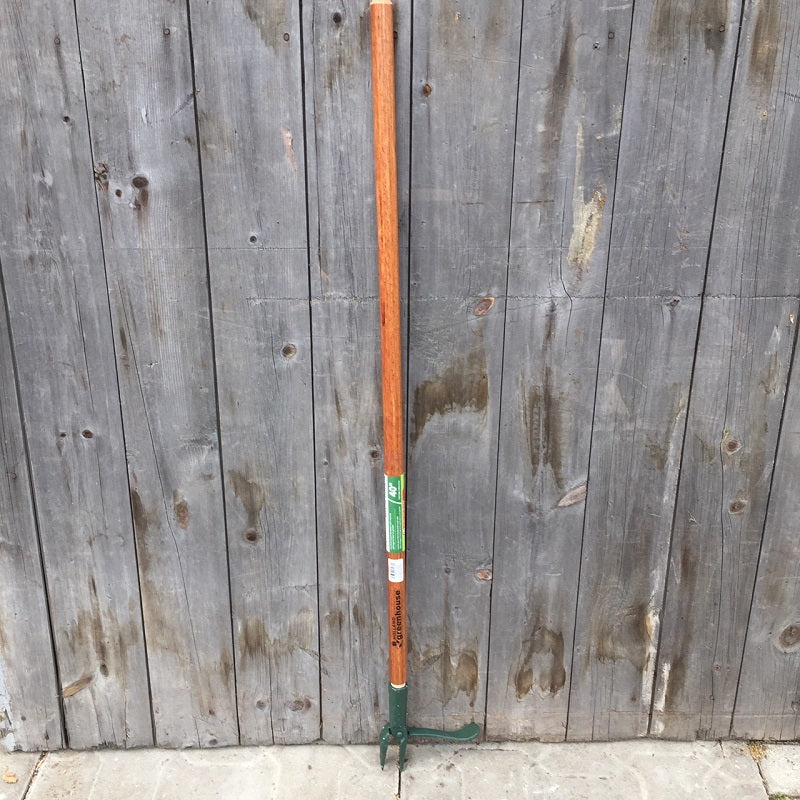 Arracher les mauvaises herbes à pédale